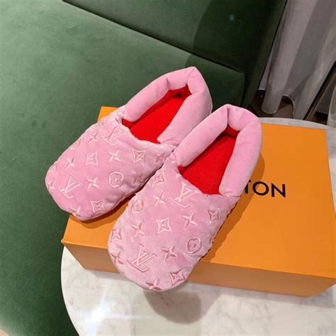 dames slippers louis vuitton|louis vuitton slippers fluffy.